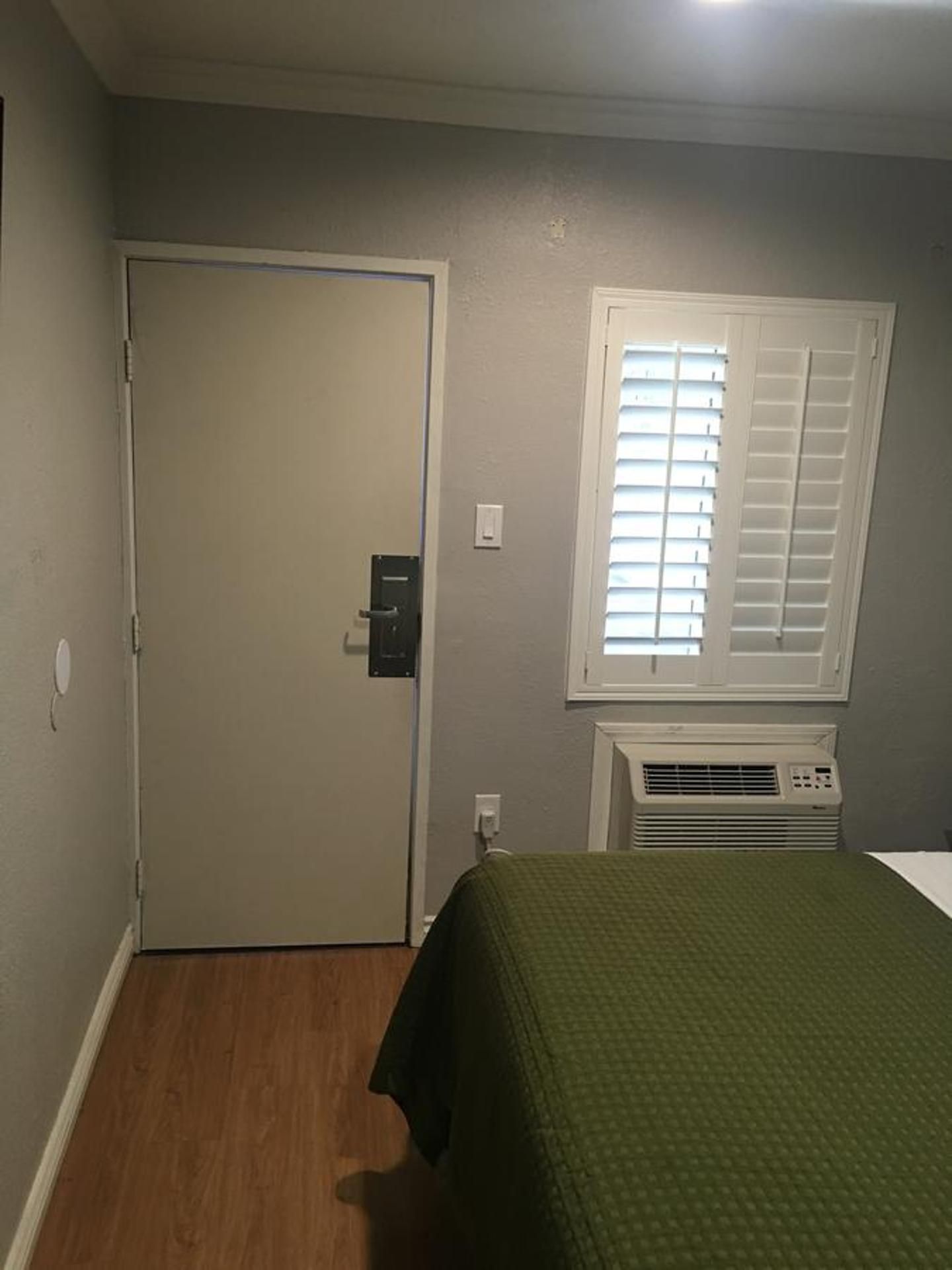 Town House Motel King Room with Spa Bath 3