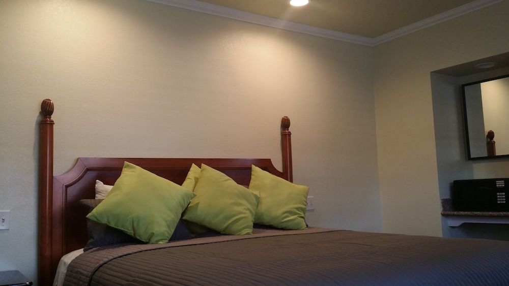Basic Room, 1 King Bed