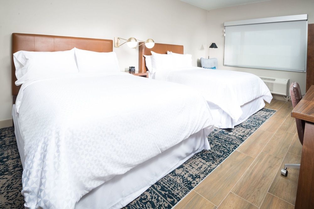 Four Points by Sheraton Houston Intercontinental Airport Design Room, 2 Queen Beds