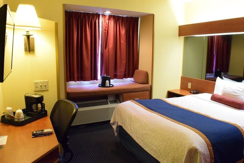 Basic Room, 1 Queen Bed