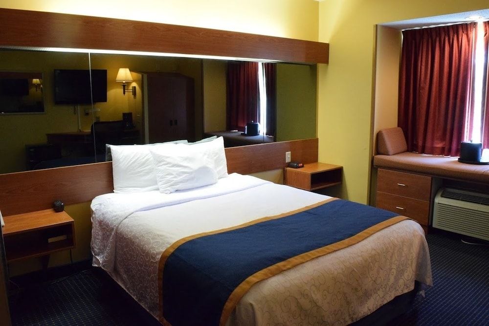 Basic Room, 1 Queen Bed, Accessible