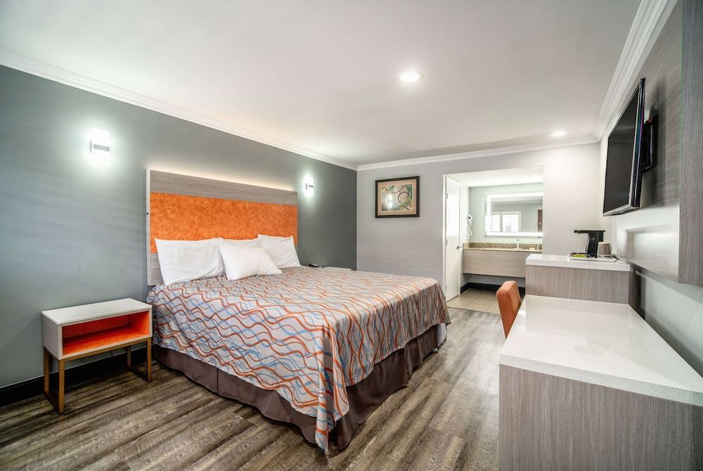 Room, 1 King Bed, Accessible, Smoking (Mobility/Hearing Impaired)
