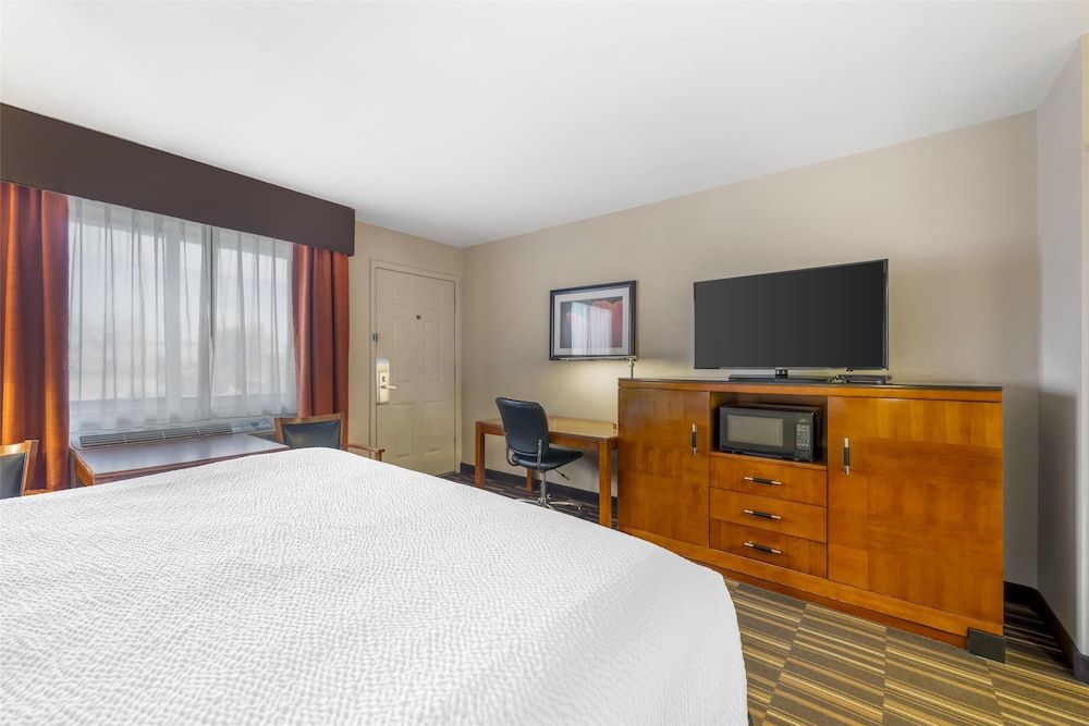 Best Western Executive Inn Standard Room, 1 King Bed, Smoking, Refrigerator & Microwave 2