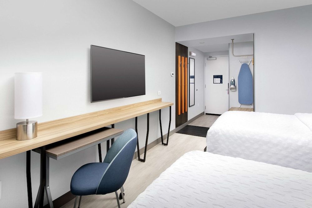 Room, 2 Queen Beds, Accessible, Bathtub