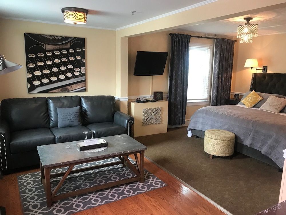 Deluxe House, King and Sofa Bed, Murphy Bed