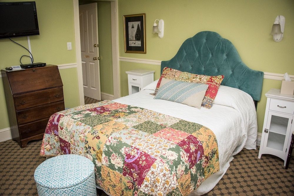 Standard House, Queen, Murphy Bed