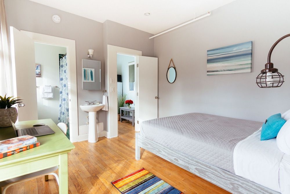 Sunny 1-Bedroom Suite