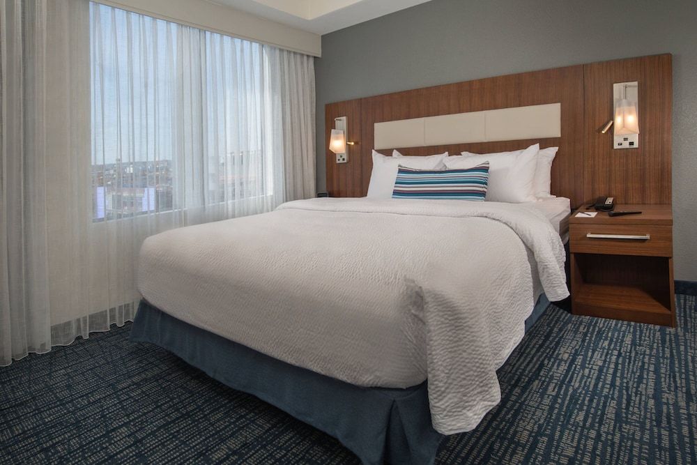 Suite, 2 Bedrooms (Mobility Accessible, Roll-In Shower)