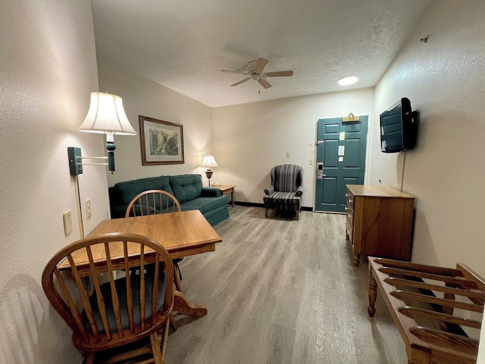 Van Buren Hotel 1 Bedroom King Suite with Sofa Bed 4