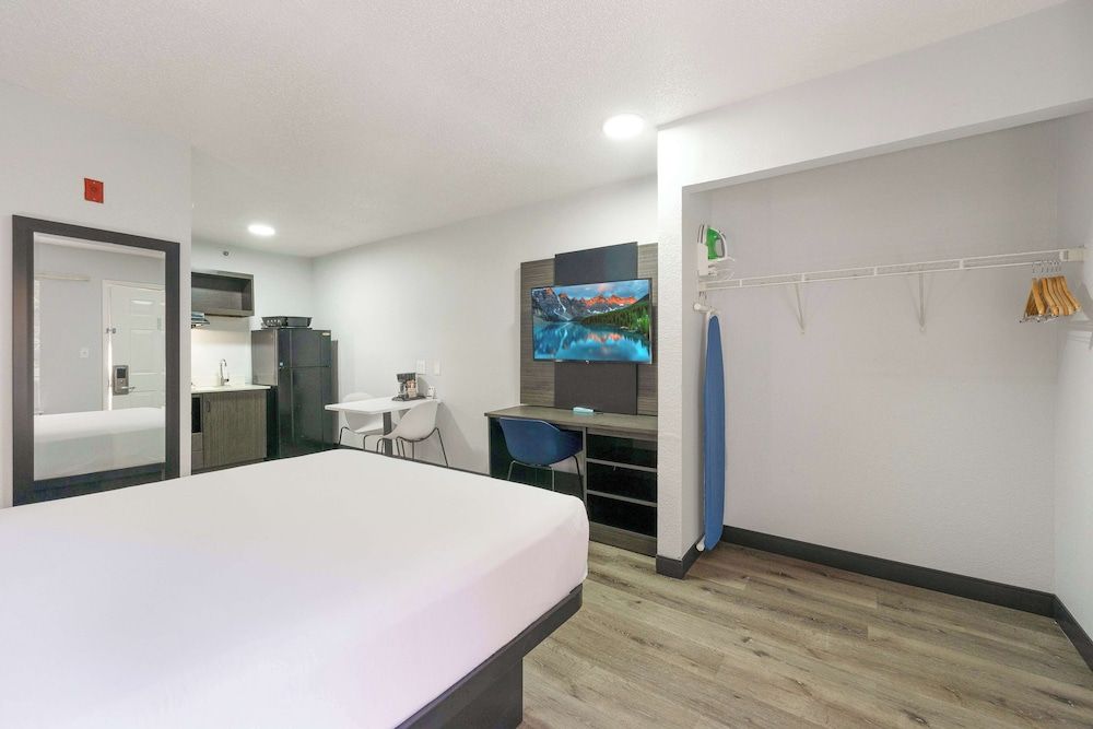 Studio 6 Tucker, GA - Atlanta Northlake Standard Room, 1 Queen Bed, Accessible, Non Smoking 4