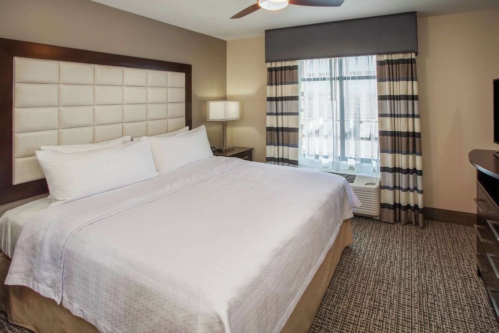 Suite, 1 King Bed, Accessible, Non Smoking