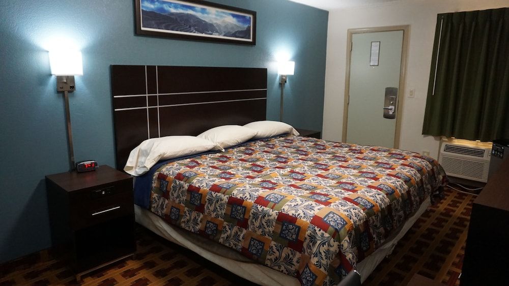 Lodge Inn Room, 1 King Bed, Non Smoking 2