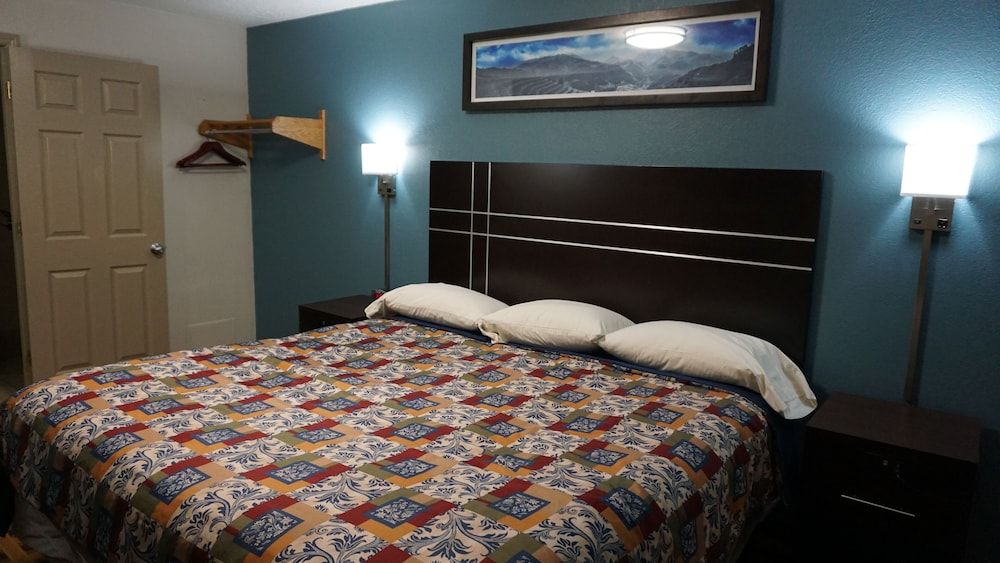 Lodge Inn Room, 1 King Bed, Non Smoking 4