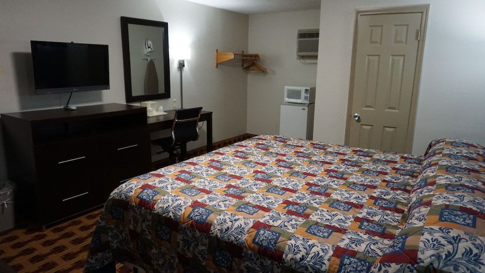 Lodge Inn Room, 1 King Bed, Smoking 2