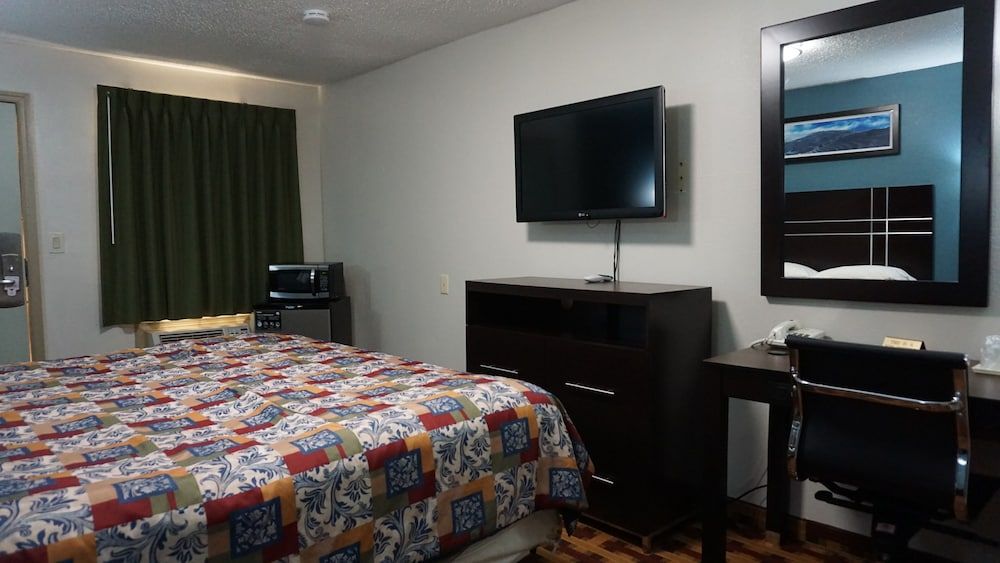 Lodge Inn Room, 1 King Bed, Non Smoking