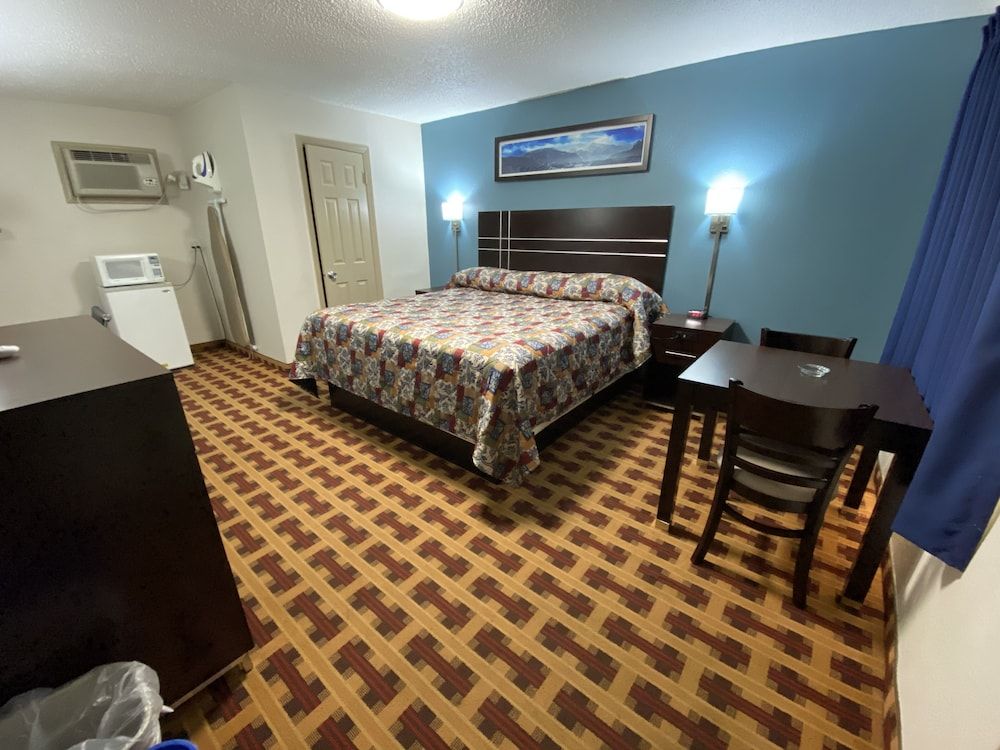 Lodge Inn Room, 1 King Bed, Smoking 4