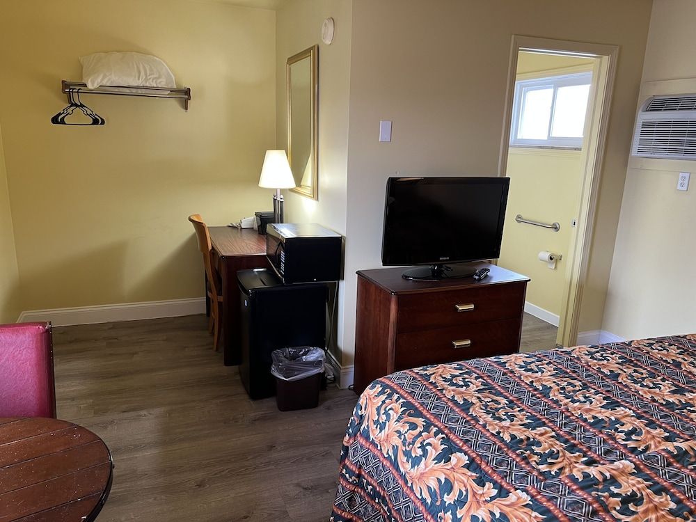 Crows Nest Inn Tawas Standard Room, 1 King Bed (Pets Allowed) 3