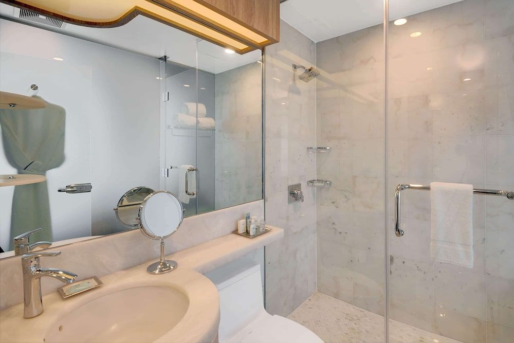 Deluxe Room, 1 King Bed, Accessible, Non Smoking (Roll-In Shower)