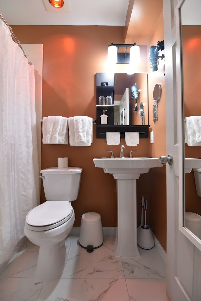 The Georgetown House Room, 1 Queen Bed (Lock #4) 3