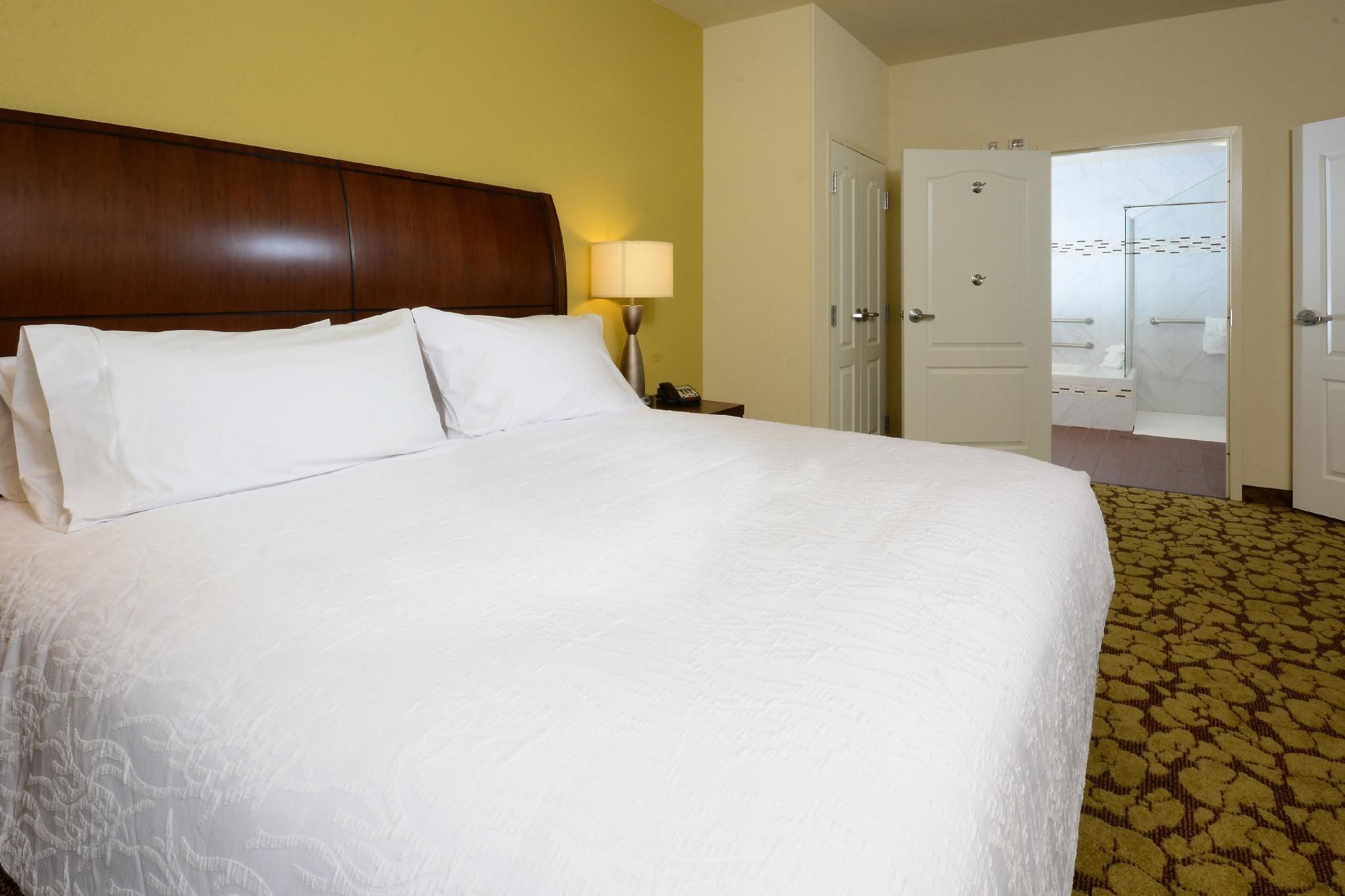 1 KING 1 BEDROOM SUITE MOB/HEAR ACC TUB/RIS