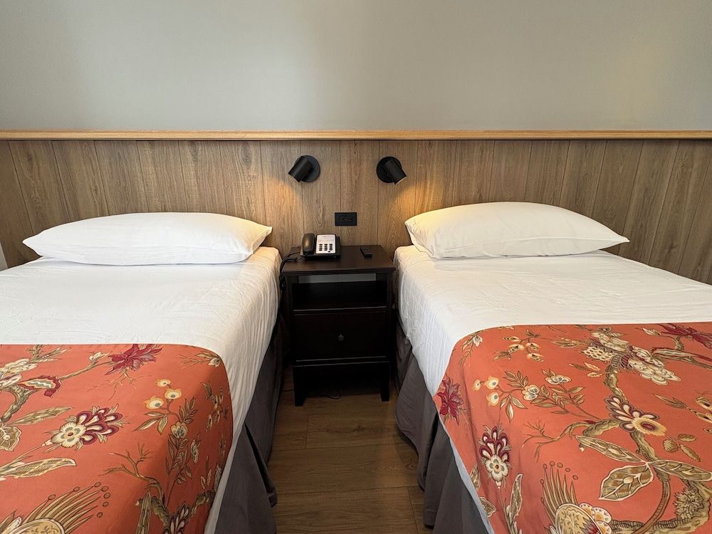 Americana Inn DOUBLE ROOM(Separate Beds)-SHARED BATHROOM 2