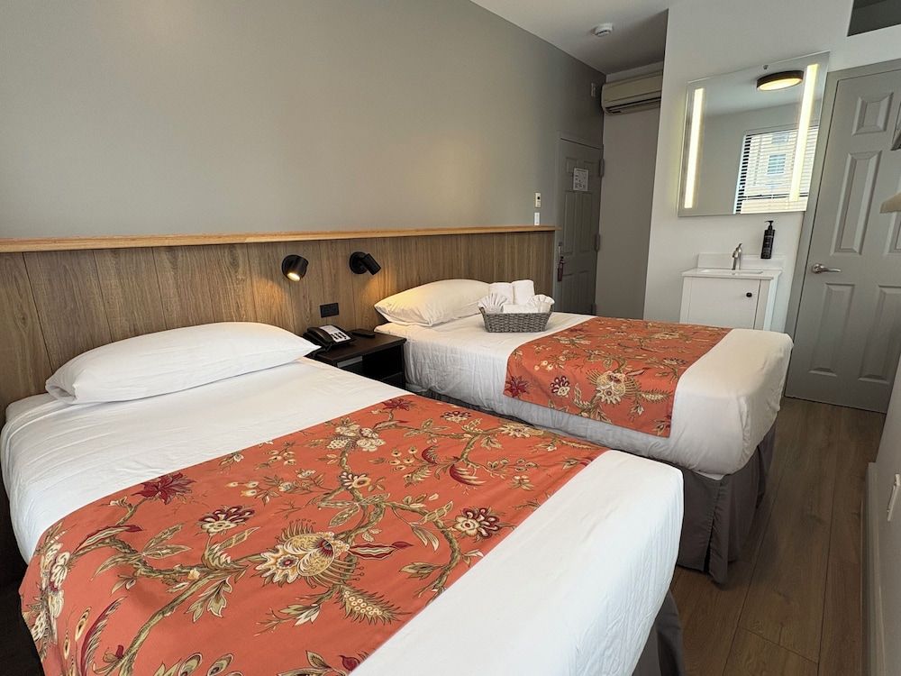Americana Inn DOUBLE ROOM(Separate Beds)-SHARED BATHROOM