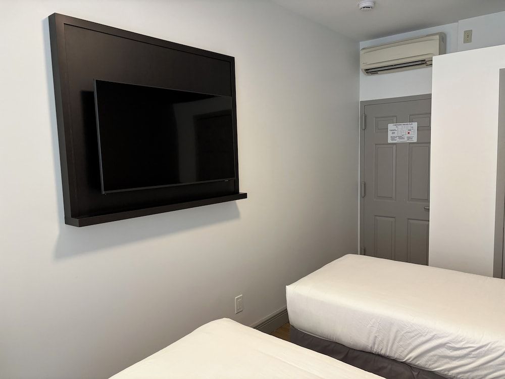 Americana Inn DOUBLE ROOM(Separate Beds)-SHARED BATHROOM 5