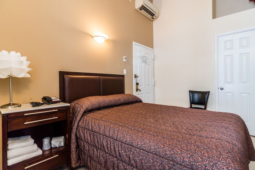 1 Double Bed-Shared Bath