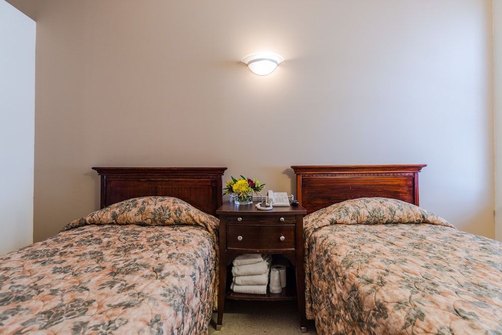 Americana Inn 2 Twin Beds-Shared Bath 2