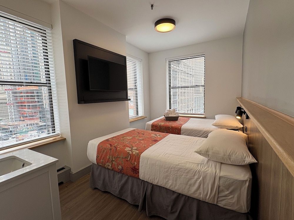 Americana Inn DOUBLE ROOM(Separate Beds)-SHARED BATHROOM 3