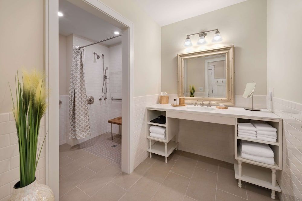 Jekyll Ocean Club Suite, 1 King Bed with Sofa bed, Accessible, Poolside 5