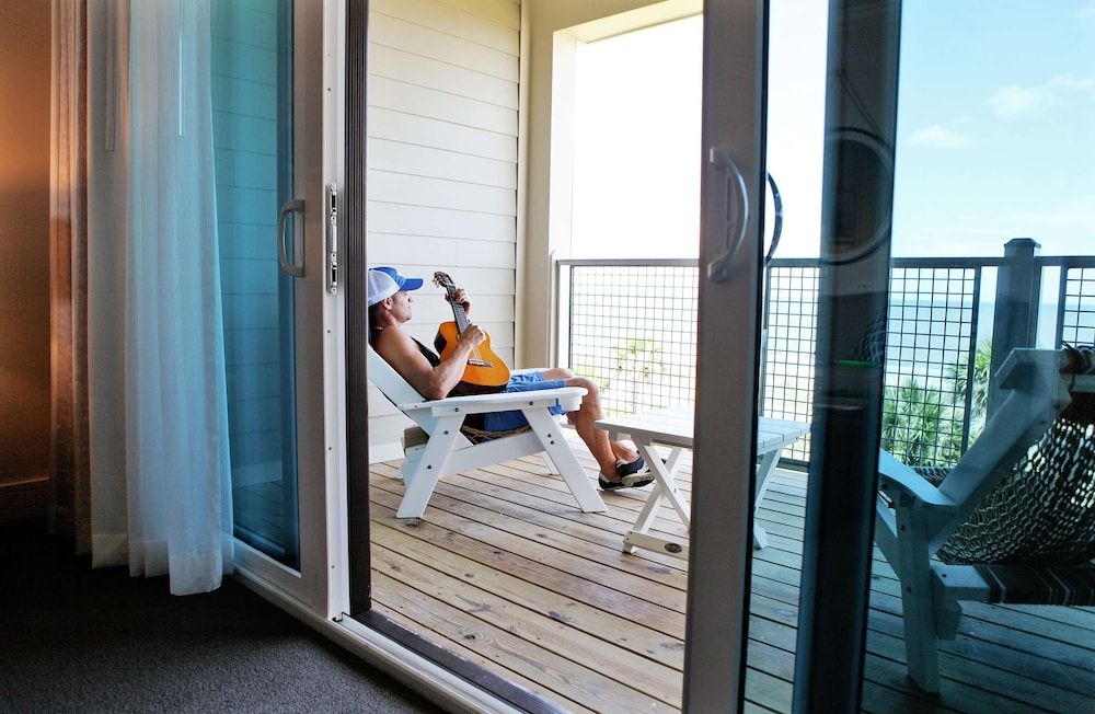 Jekyll Ocean Club Club Suite, 1 King Bed with Sofa bed (Club Floor Ocean Club) 4