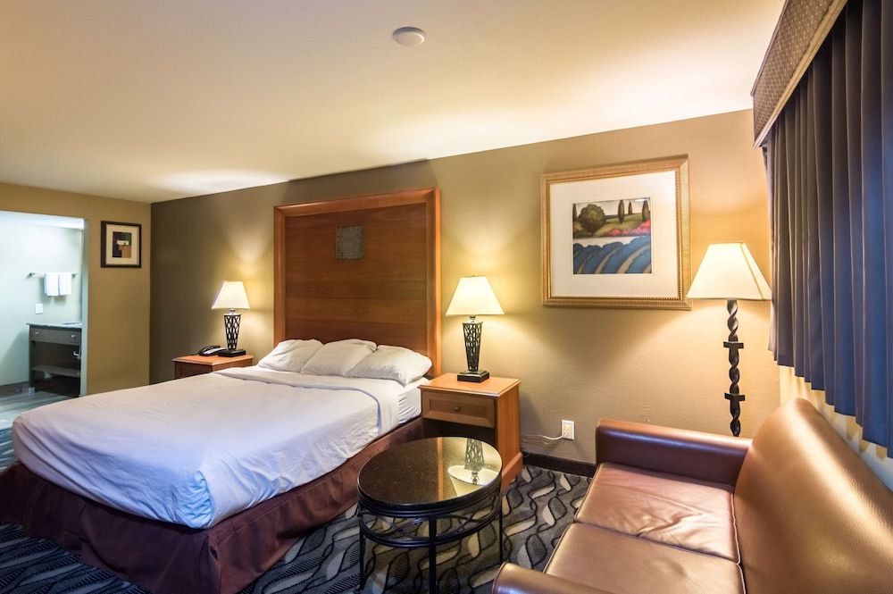 Motel 6 Snyder, TX Deluxe Room, 1 King Bed, Non Smoking, Refrigerator & Microwave 2