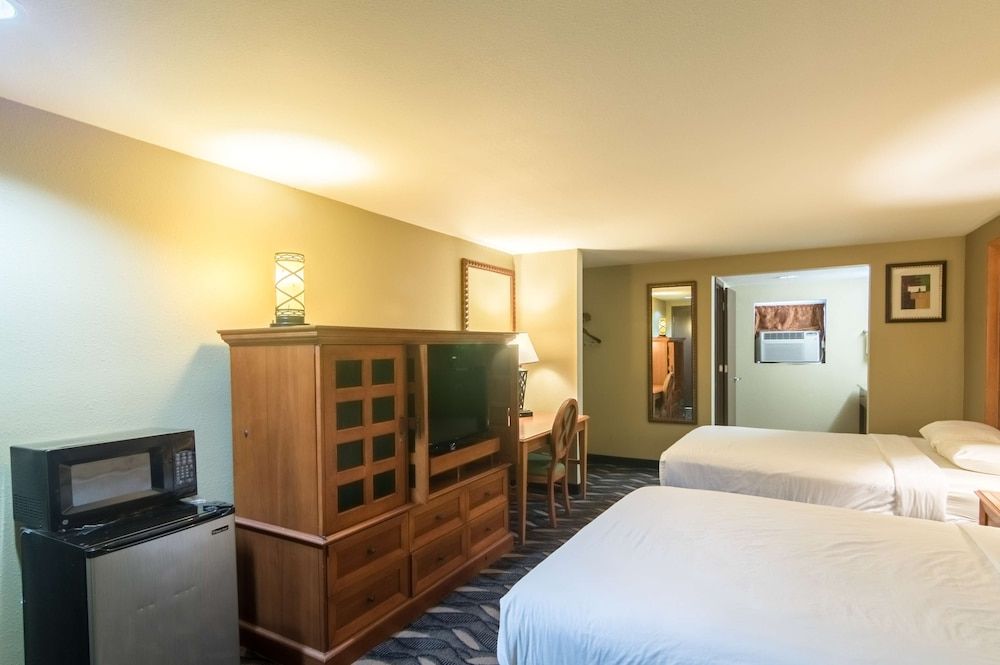 Motel 6 Snyder, TX Deluxe Room, 2 Queen Beds, Non Smoking, Refrigerator & Microwave 4