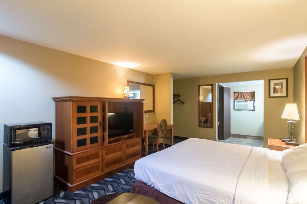 Motel 6 Snyder, TX Deluxe Room, 1 King Bed, Non Smoking, Refrigerator & Microwave 3