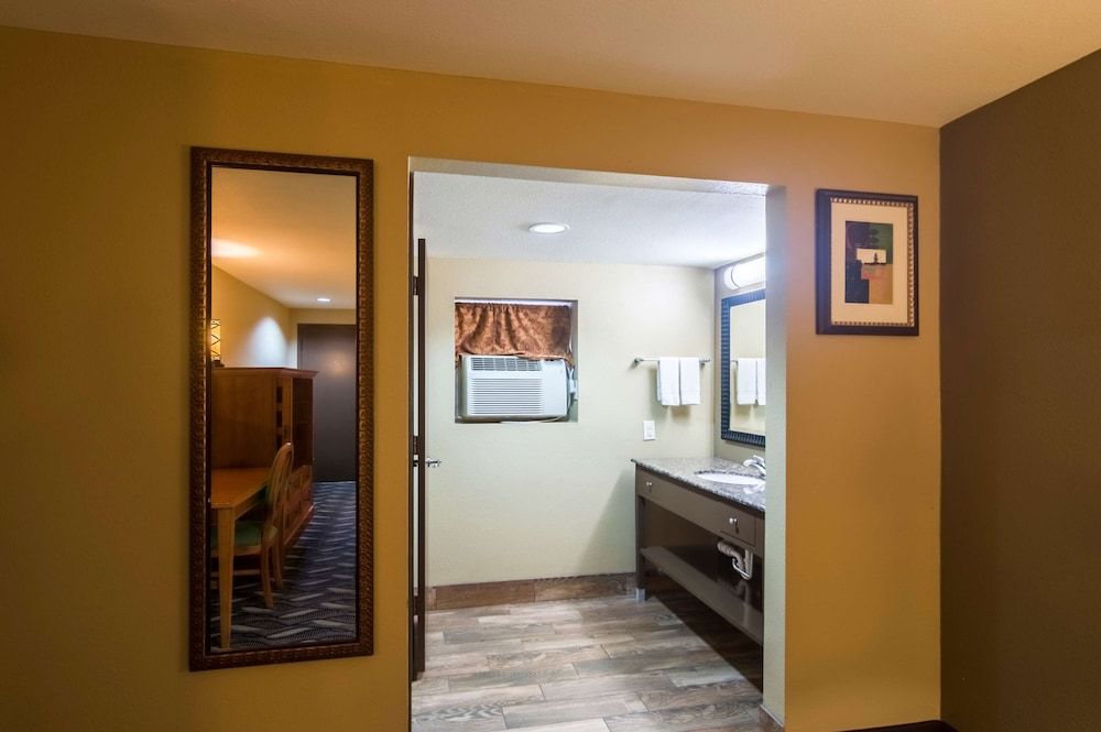 Motel 6 Snyder, TX Deluxe Room, 1 King Bed, Non Smoking, Refrigerator & Microwave 9