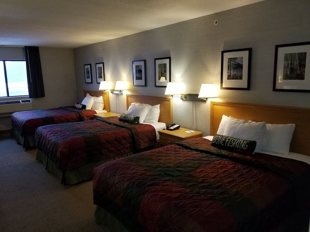 All Seasons Resort Family Room, 3 Queen Beds 3