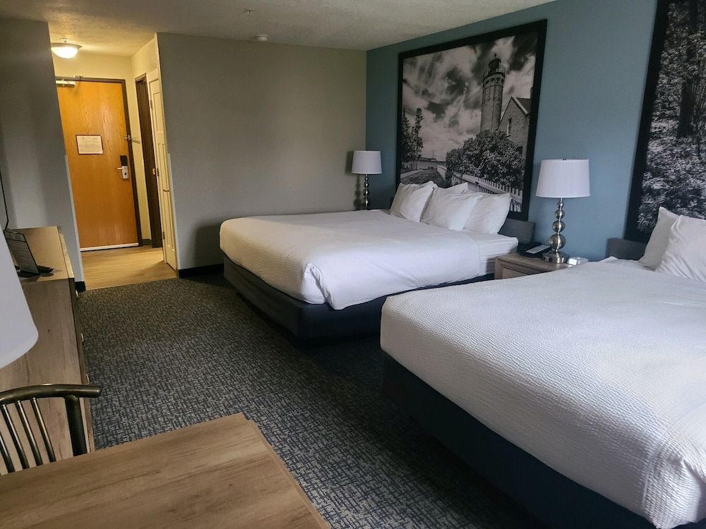 All Seasons Resort Standard Room, 1 King and 1 Queen 2