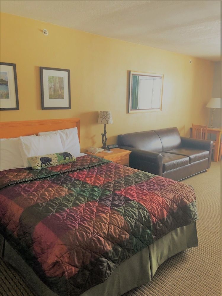 All Seasons Resort Family Room with 2 Queen Beds and 1 Queen Sleeper Sofa 3