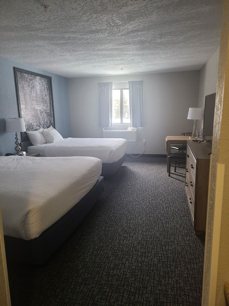 All Seasons Resort Standard Room, 1 King and 1 Queen 3