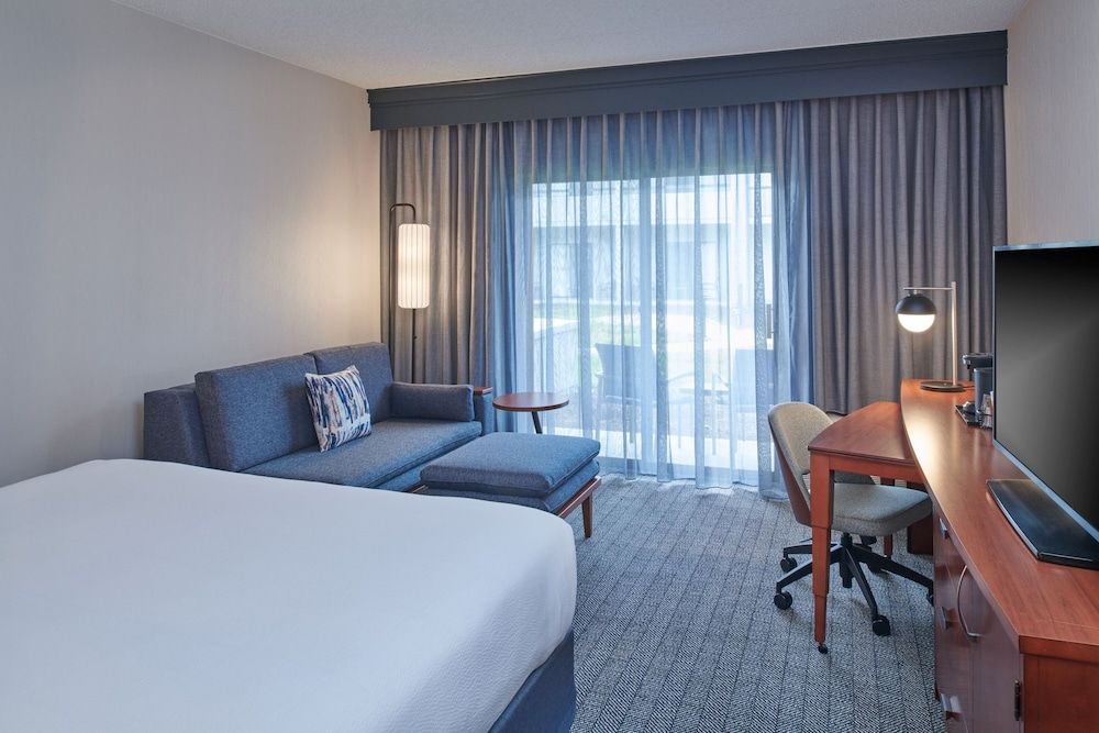 Room, 1 King Bed with Sofa bed, Non Smoking (Mobility Accessible, Roll-In Shower)
