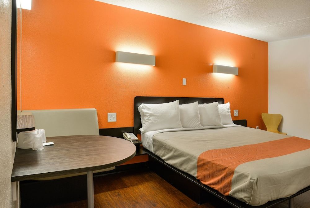 Motel 6 Toledo, OH Deluxe Room, 1 King Bed, Non Smoking, Refrigerator & Microwave 7