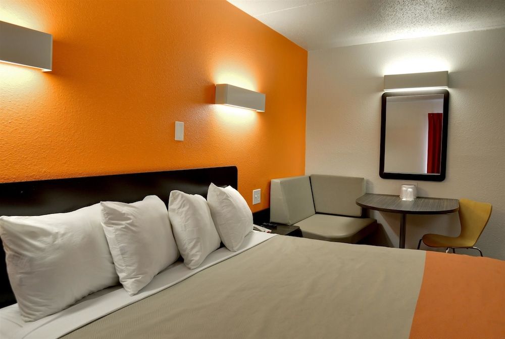 Motel 6 Toledo, OH Deluxe Room, 1 King Bed, Non Smoking, Refrigerator & Microwave 4