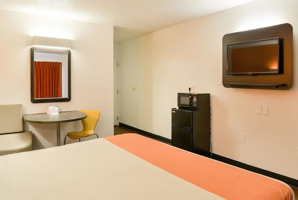 Motel 6 Toledo, OH Deluxe Room, 1 King Bed, Non Smoking, Refrigerator & Microwave 3