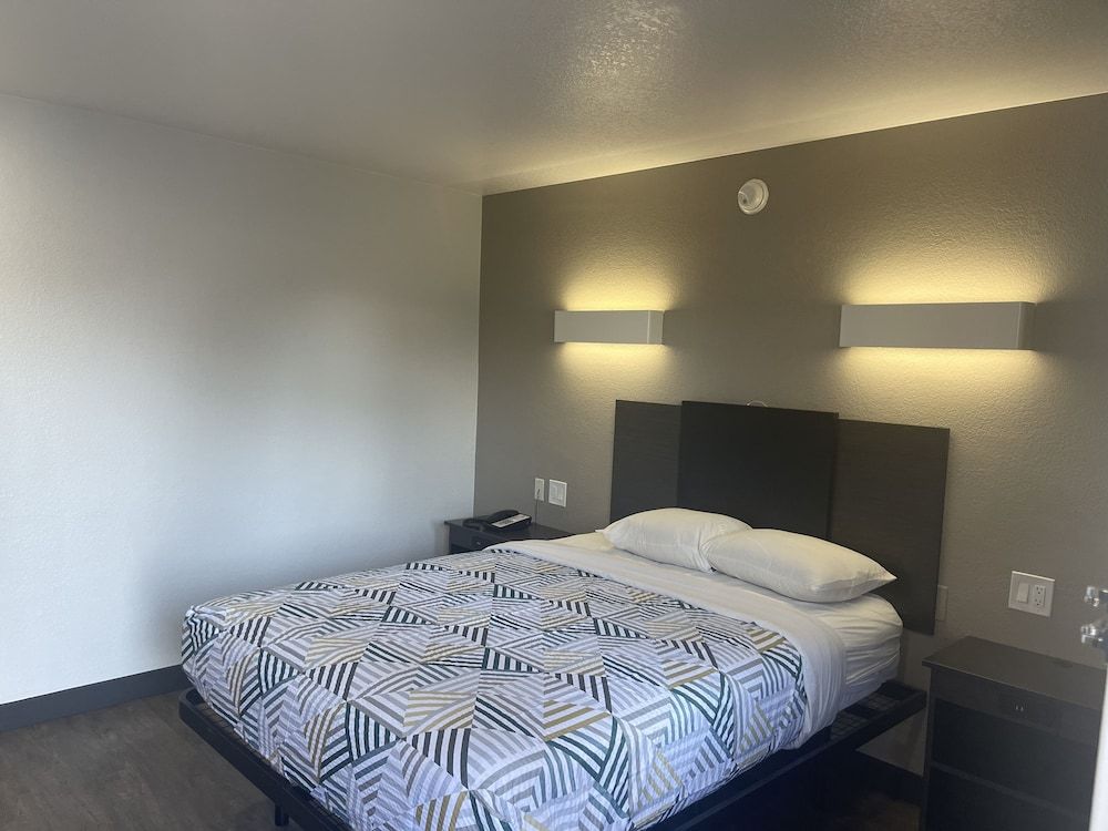 Deluxe Room, 1 Queen Bed, Smoking, Refrigerator & Microwave