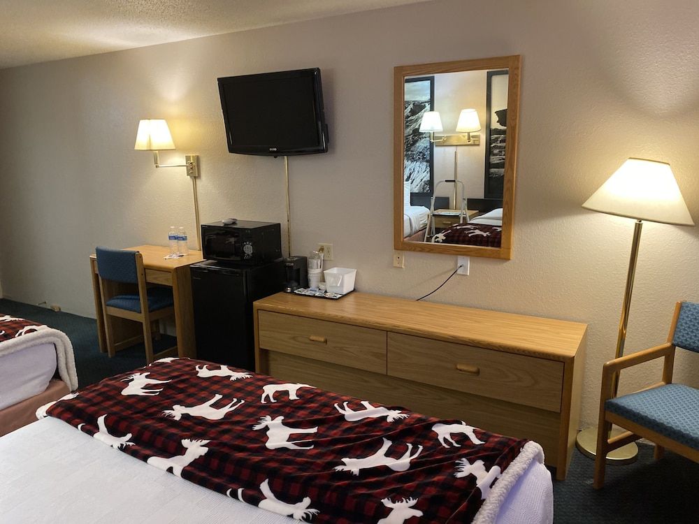 Glendive Lodge Standard Room, 2 Queen Beds, Non Smoking