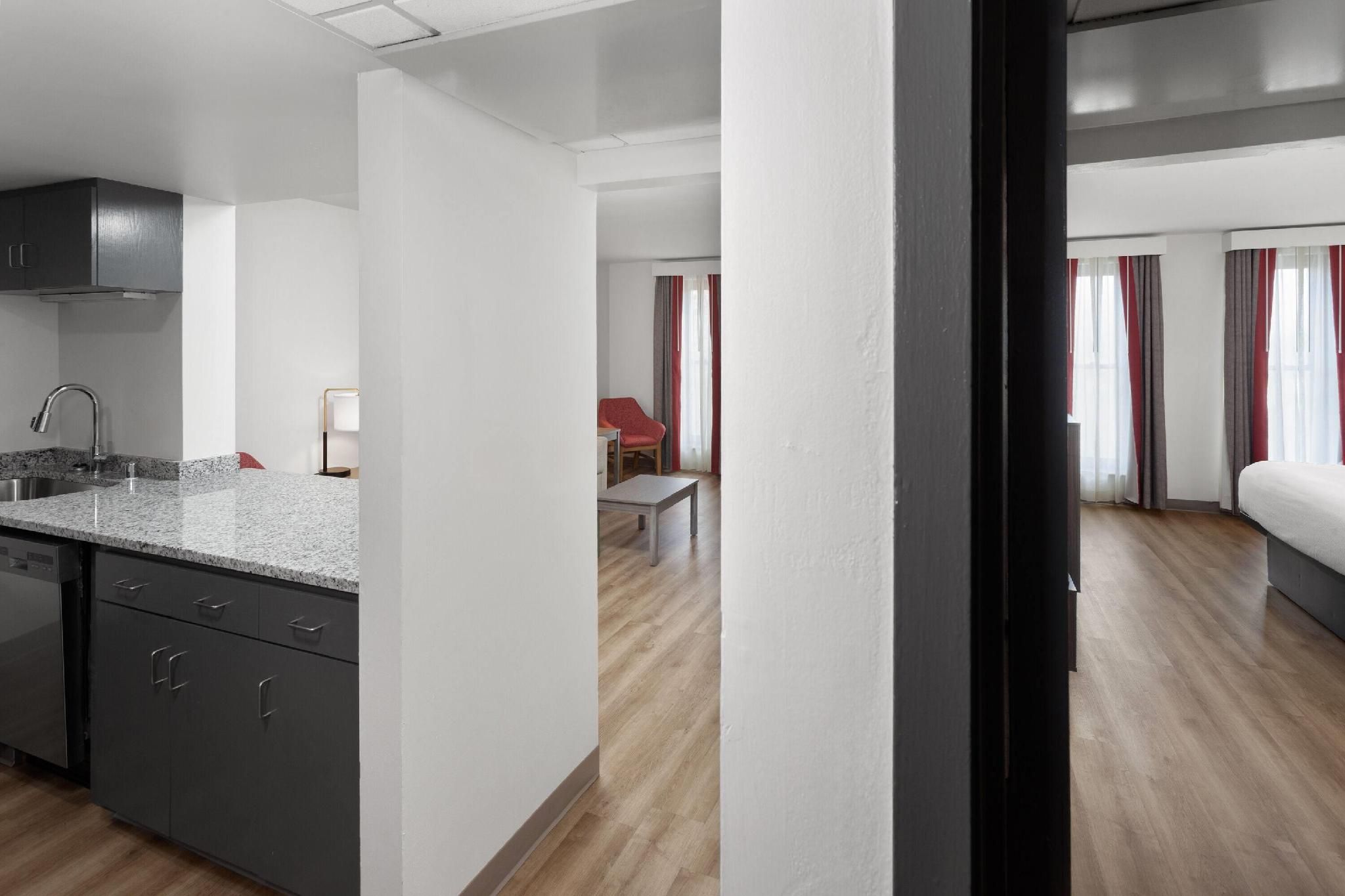 1 King Bed, 1-Bedroom, Suite, Non-Smoking