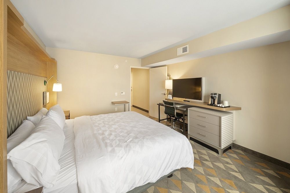 Suite, 1 King Bed, Accessible (Communications)