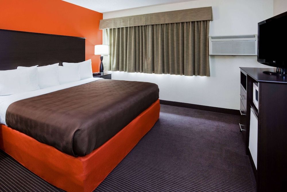 Deluxe Suite, 1 King Bed, Non Smoking (Second Floor)