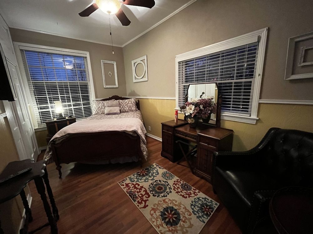 Sassafras Inn Veranda Suite 6